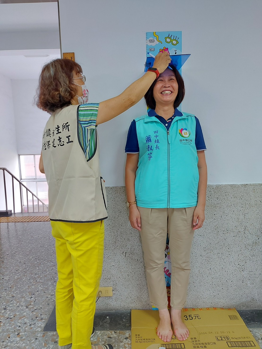 112年9月8日志工協助公所員工做體適能檢測照片2
