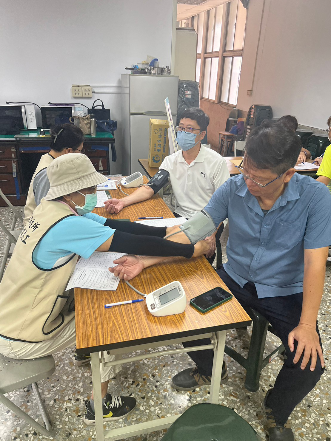 112年9月8日志工協助公所員工做體適能檢測照片3
