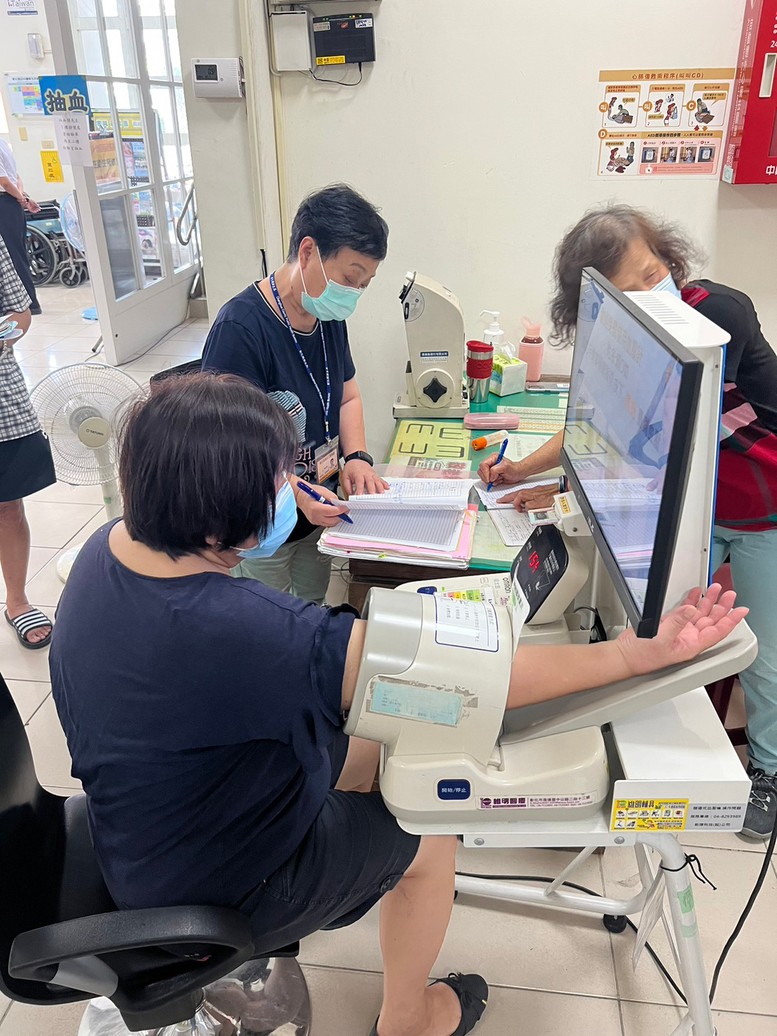 112年5月19日志工協助民眾成人健康檢查活動 相本