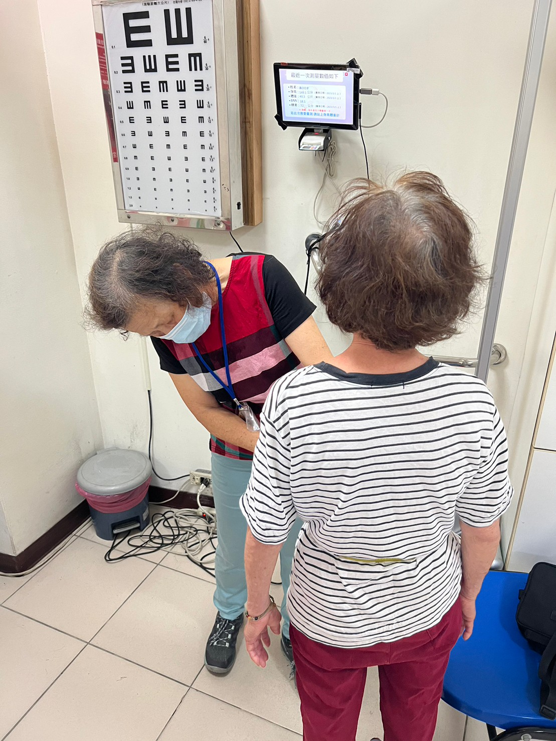 112年5月19日志工協助民眾成人健康檢查活動照片3
