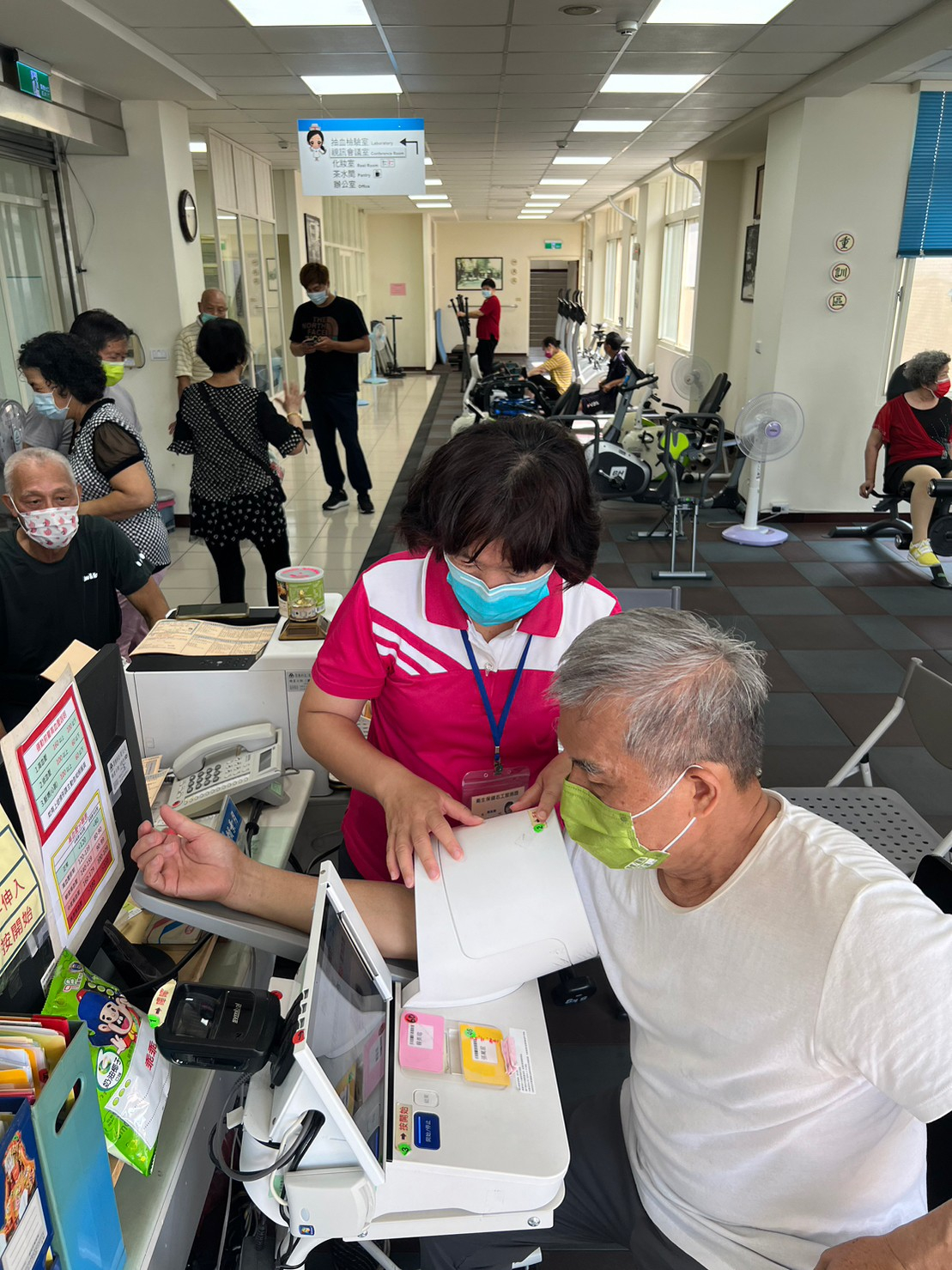 112年5月26日志工協助不老健身房血壓測量及資料填寫照片1