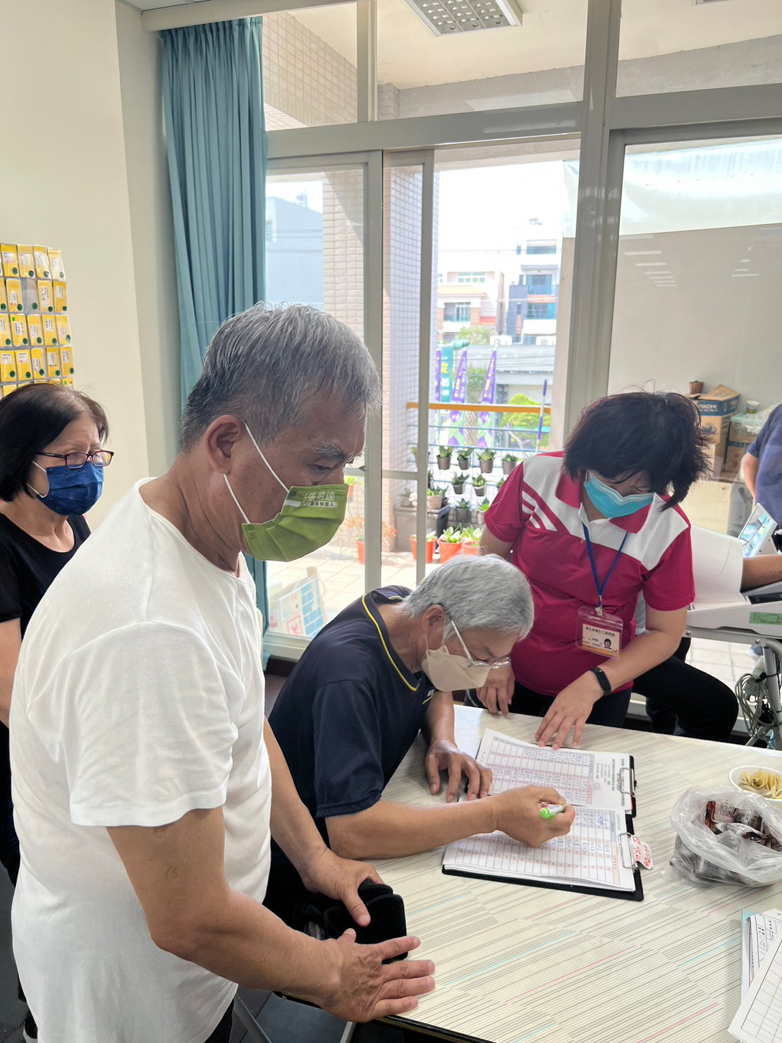 112年5月26日志工協助不老健身房血壓測量及資料填寫 相本