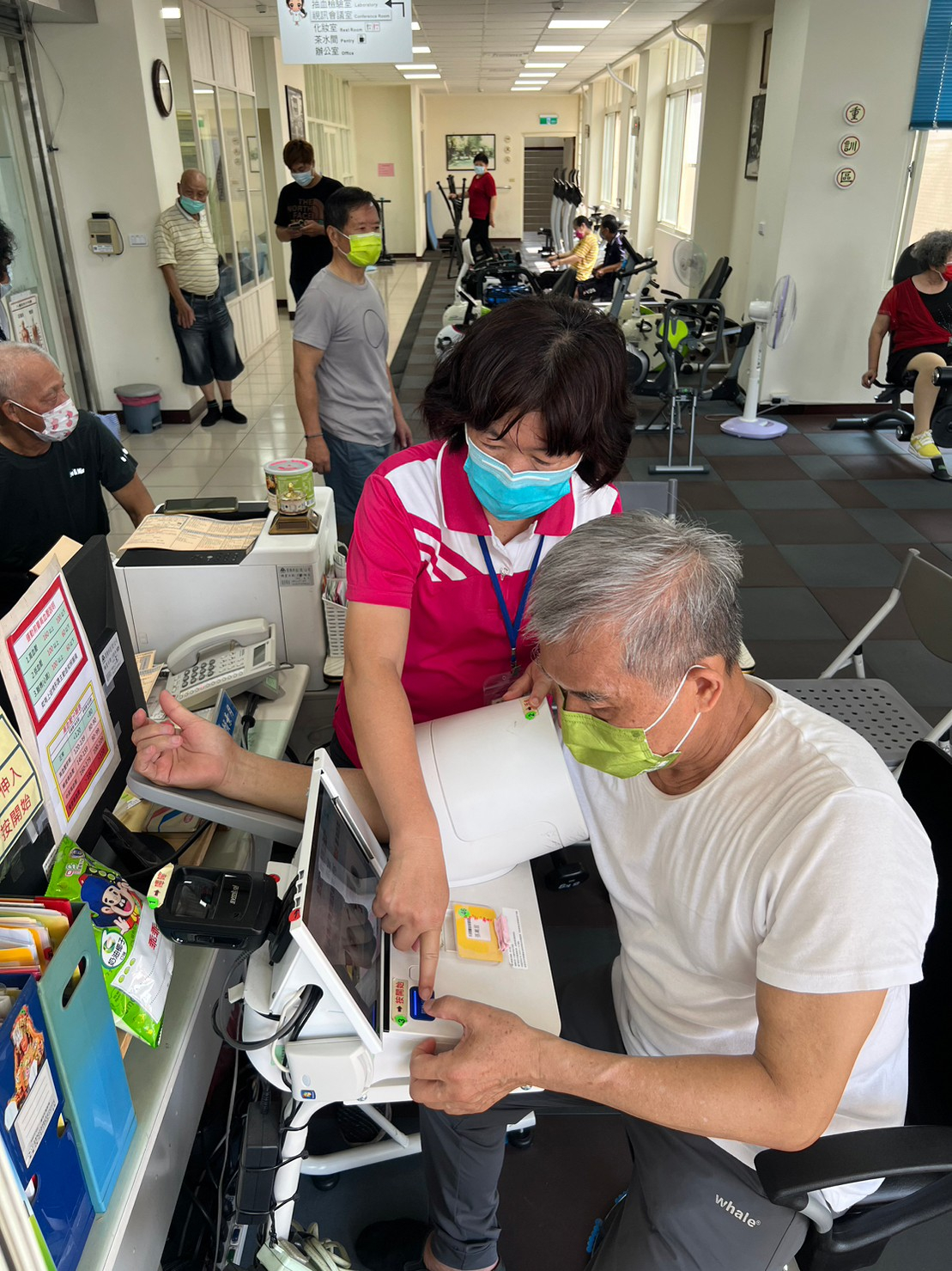112年5月26日志工協助不老健身房血壓測量及資料填寫照片3
