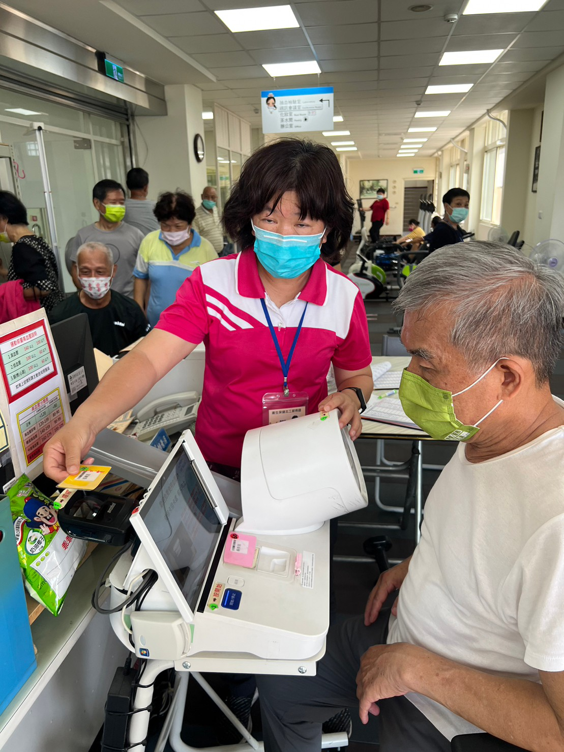 112年5月26日志工協助不老健身房血壓測量及資料填寫照片4