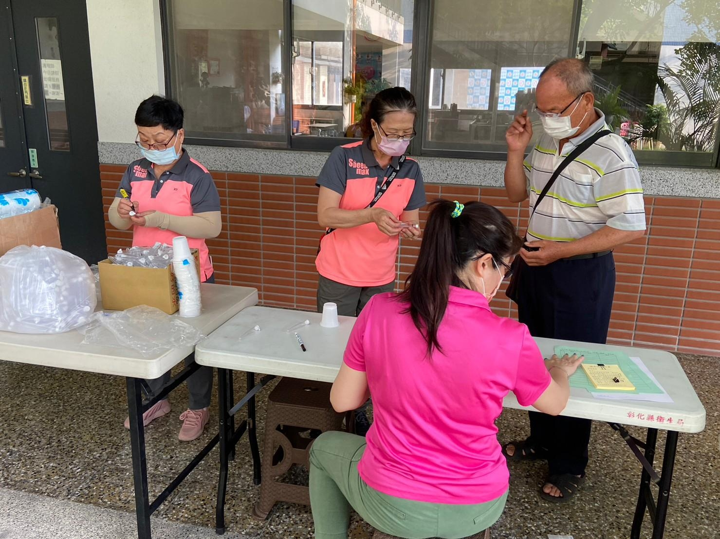 112年6月11日志工協助整合式健康篩檢活動照片3